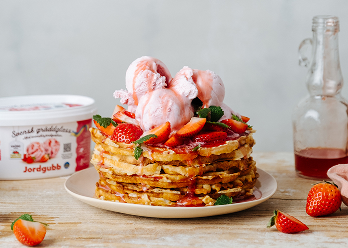 vaniljvafflor-med-jordgubbsglass-och-jordgubbssirap-2.png