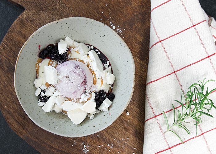 Blåbärssviss med blåbärsglass, vispad grädde och rosmarinmaränger.jpg