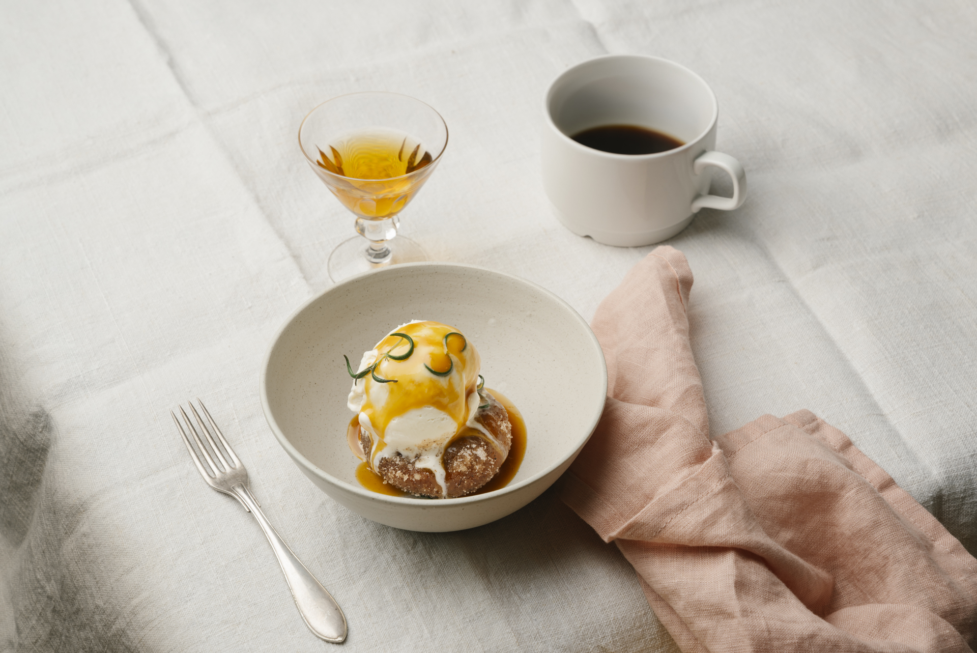 Friterad kanelbulle med Äppelpajglass och romarinskolasås_1.jpg