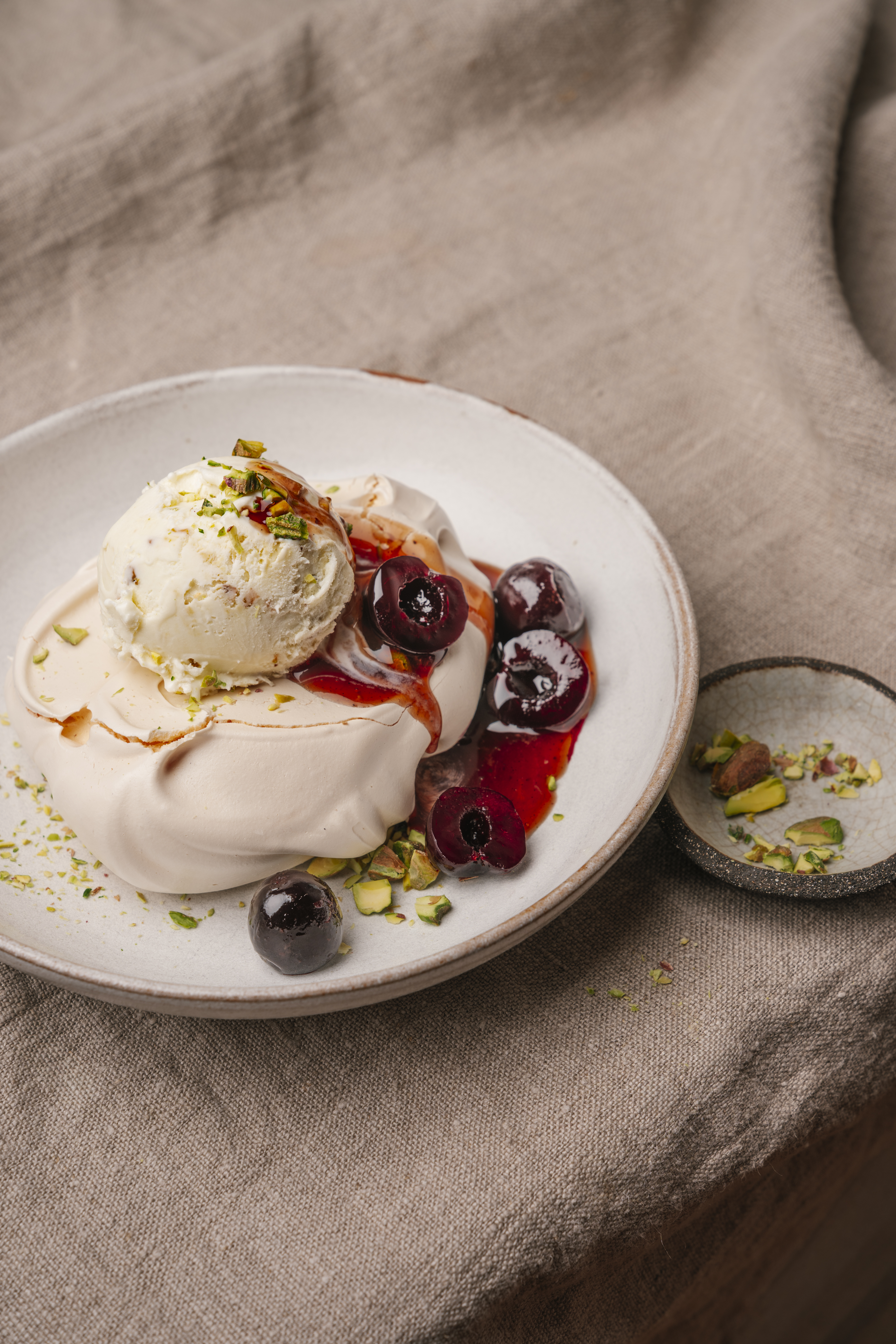 Pistageglass med minipavlova, körsbärssås och rostade pistagenötter_2.jpg